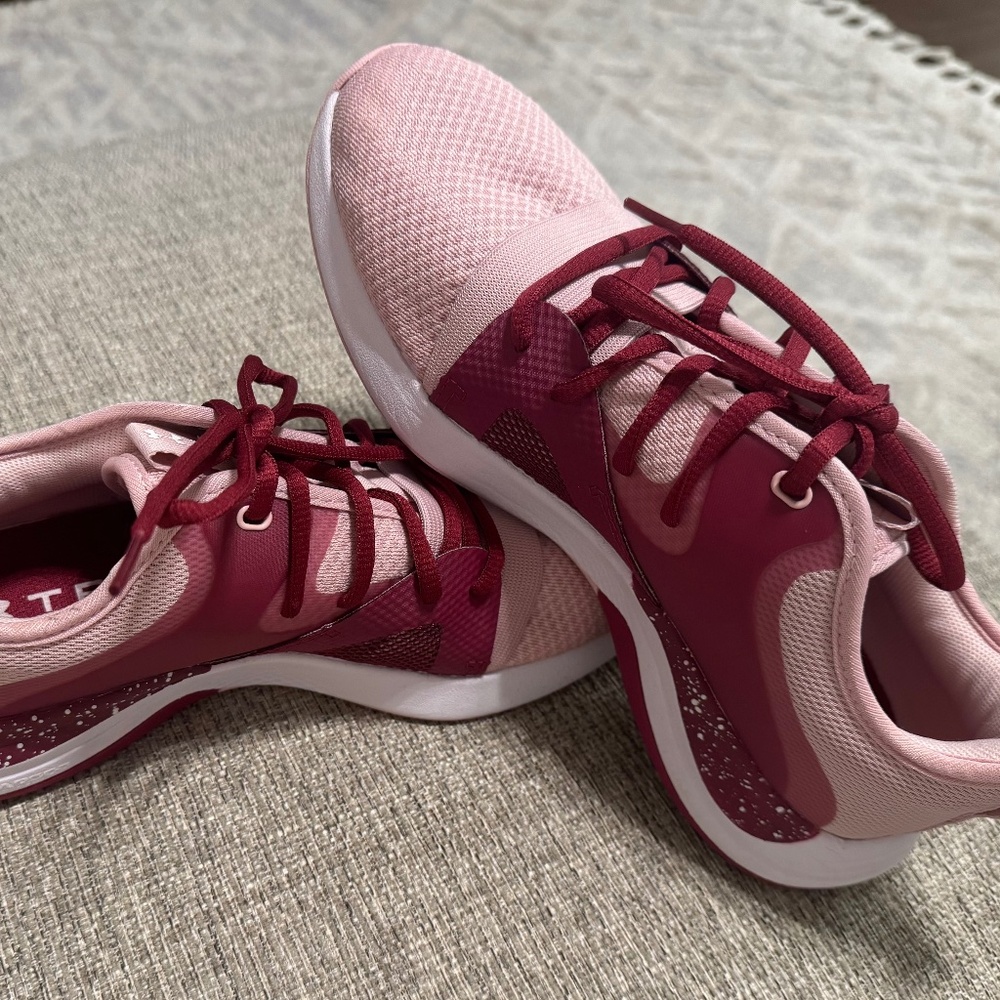 Under Armour Charged Women’s sz 9 pink